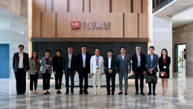 日本貿(mào)易振興機構(gòu)青島代表處所長吉川明伸到聯(lián)橋集團參觀考察