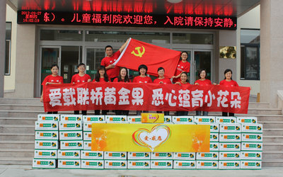 愛載聯(lián)橋黃金果，悉心蘊(yùn)育小花朵