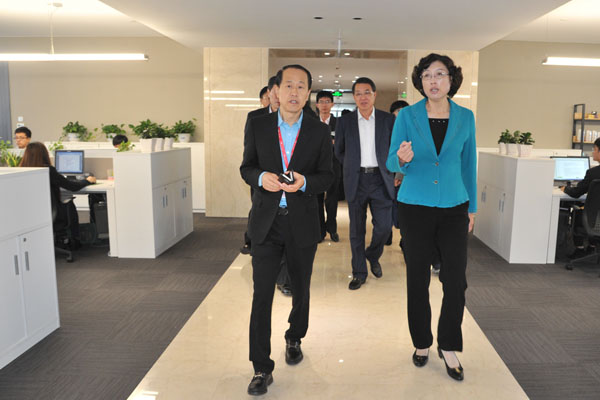 威海市市長張惠一行來聯(lián)橋集團視察