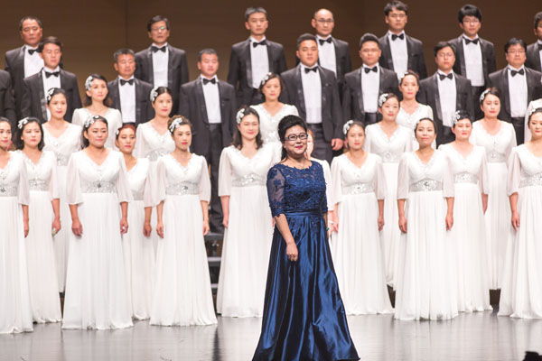 聯(lián)橋藍(lán)色暢想合唱團(tuán)在威海市紀(jì)念中國(guó)工農(nóng)紅軍長(zhǎng)征勝利80周年合唱音樂會(huì)傾情演唱(圖3)