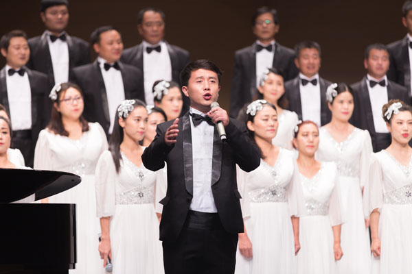 聯(lián)橋藍(lán)色暢想合唱團(tuán)在威海市紀(jì)念中國(guó)工農(nóng)紅軍長(zhǎng)征勝利80周年合唱音樂會(huì)傾情演唱(圖5)