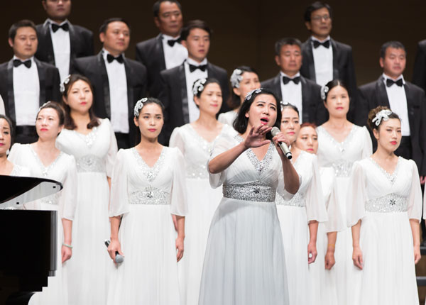 聯(lián)橋藍(lán)色暢想合唱團(tuán)在威海市紀(jì)念中國(guó)工農(nóng)紅軍長(zhǎng)征勝利80周年合唱音樂會(huì)傾情演唱(圖4)