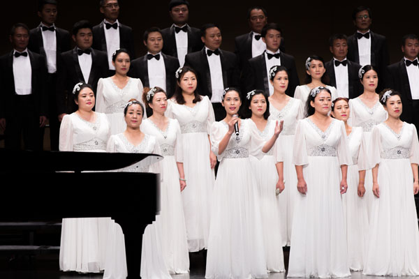 聯(lián)橋藍(lán)色暢想合唱團(tuán)在威海市紀(jì)念中國(guó)工農(nóng)紅軍長(zhǎng)征勝利80周年合唱音樂會(huì)傾情演唱(圖6)