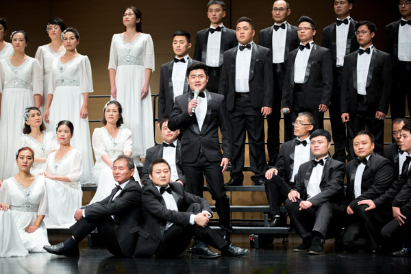 聯(lián)橋藍(lán)色暢想合唱團(tuán)在威海市紀(jì)念中國(guó)工農(nóng)紅軍長(zhǎng)征勝利80周年合唱音樂會(huì)傾情演唱(圖8)