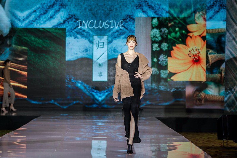 “創(chuàng)意 · 跨越 國(guó)家毛衫紗線資源共享平臺(tái)啟動(dòng)儀式”在威海聯(lián)橋集團(tuán)盛裝啟幕(圖40) “創(chuàng)意 · 跨越 國(guó)家毛衫紗線資源共享平臺(tái)啟動(dòng)儀式”在威海聯(lián)橋集團(tuán)盛裝啟幕(圖40)