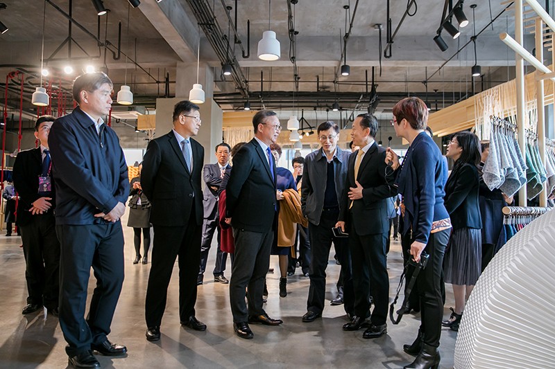 “創(chuàng)意 · 跨越 國(guó)家毛衫紗線資源共享平臺(tái)啟動(dòng)儀式”在威海聯(lián)橋集團(tuán)盛裝啟幕(圖18) “創(chuàng)意 · 跨越 國(guó)家毛衫紗線資源共享平臺(tái)啟動(dòng)儀式”在威海聯(lián)橋集團(tuán)盛裝啟幕(圖18)