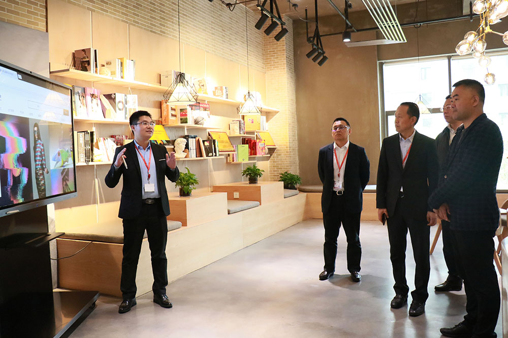 中國服裝設(shè)計(jì)師協(xié)會(huì)主席張慶輝到聯(lián)橋集團(tuán)參觀調(diào)研