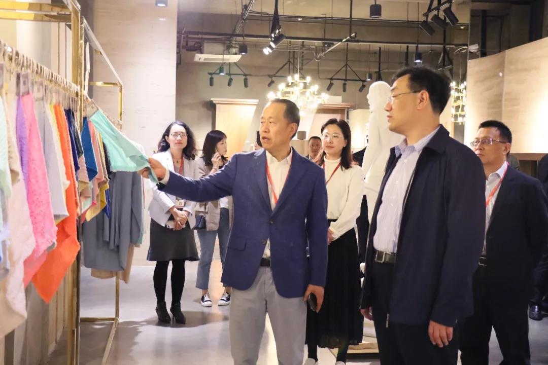 高新區(qū)黨工委委員、紀(jì)工委書記王役兵到聯(lián)橋集團(tuán)調(diào)研