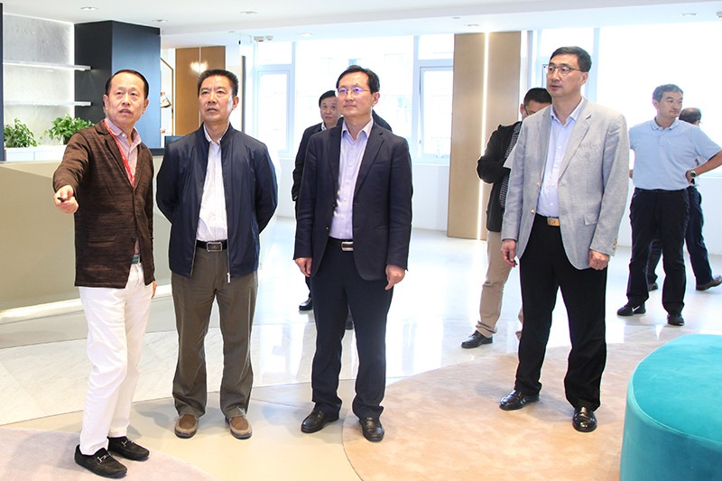 山東省新舊動能辦副主任陳清華到聯(lián)橋集團(tuán)調(diào)研