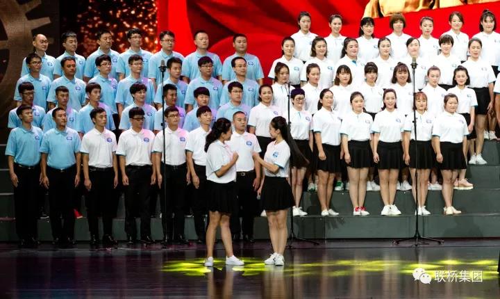 聯(lián)橋藍(lán)色暢想合唱團(tuán)榮獲“喜迎十九大·地級(jí)威海市成立三十周年全市職工大合唱”一等獎(jiǎng)(圖2) 聯(lián)橋藍(lán)色暢想合唱團(tuán)榮獲“喜迎十九大·地級(jí)威海市成立三十周年全市職工大合唱”一等獎(jiǎng)(圖2)