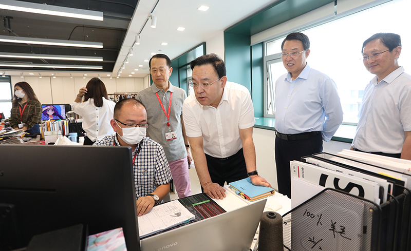 威海市委副書記、代市長閆劍波到聯(lián)橋集團調(diào)研