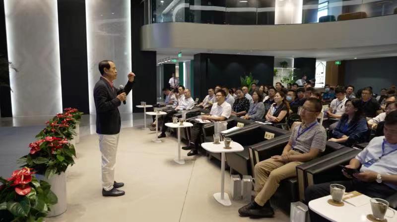 聯(lián)橋集團黨委書記、董事長慕镕鍵在威海市“青藍(lán)接力”名家論壇開講(圖2)